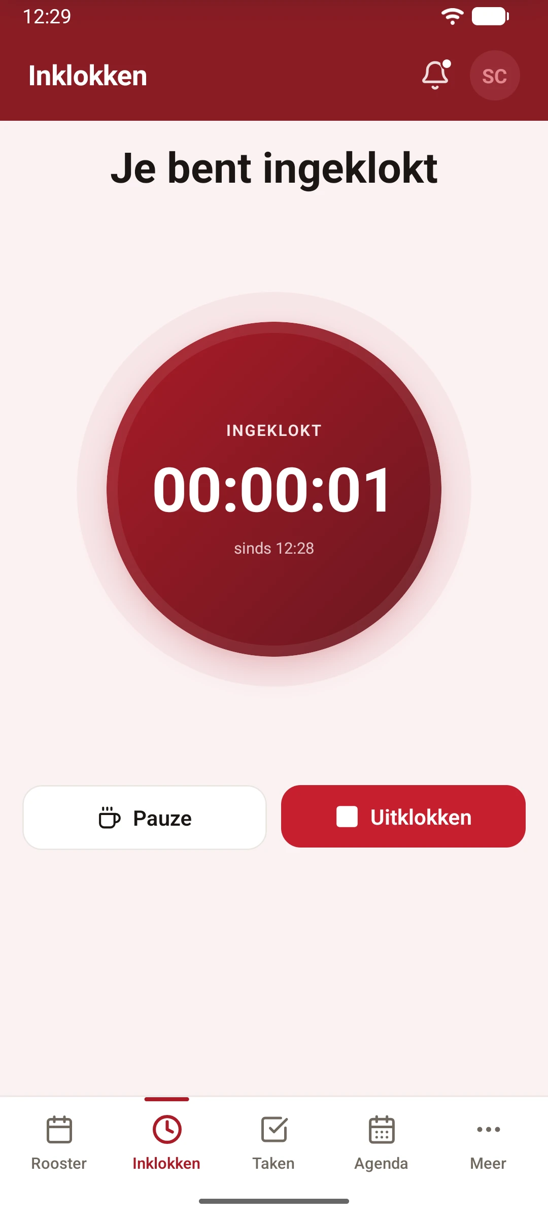 De StaffPro Employee-app: Je bent ingeklokt, de timer loopt sinds 12:28